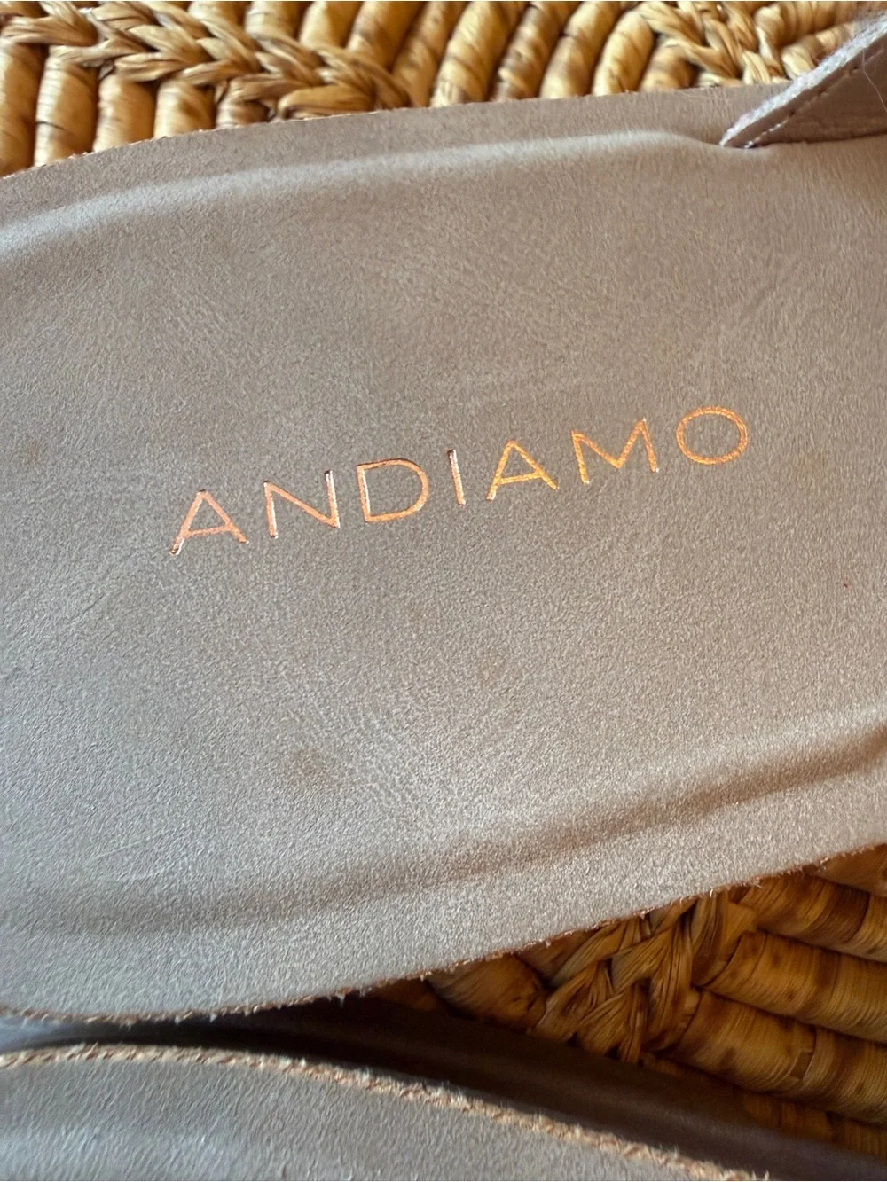 New Andiamo Womens Metallic Rose Gold Flip Flop Sandals